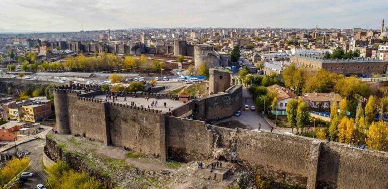 Diyarbakır’da 3 dilli tarih sempozyumu