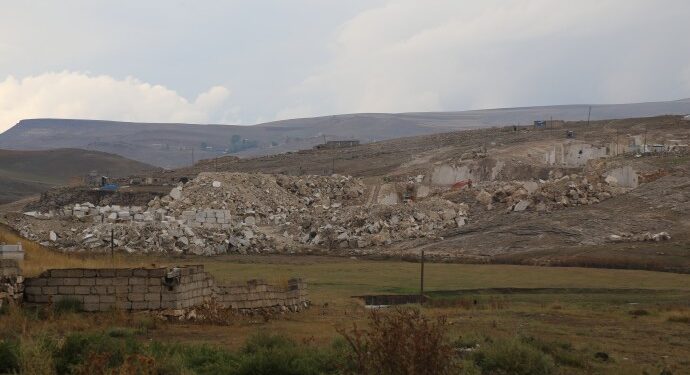 Xebatên mermeran gûndîyan dide koç kirin