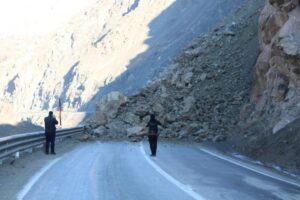 Yol sık sık heyelanalra maruz kalıyor