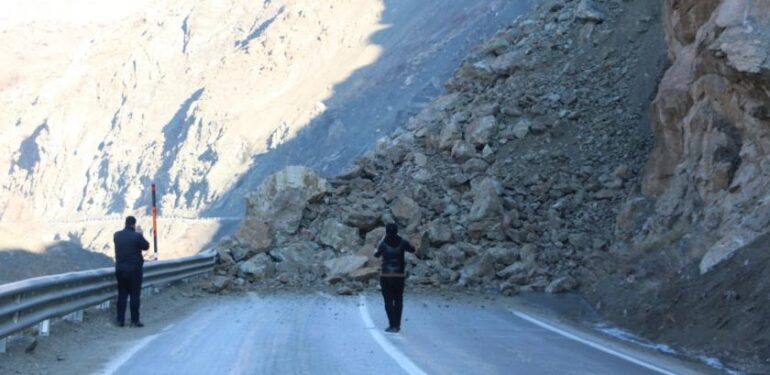 Heyelan, göçük, kayma… Hakkari yolu alarm veriyor