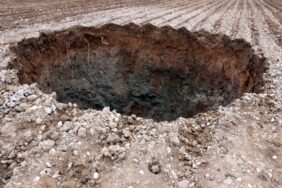 Şanlıurfa'da pamuk tarlasında obruk oluştu