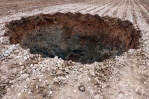 Şanlıurfa'da pamuk tarlasında obruk oluştu