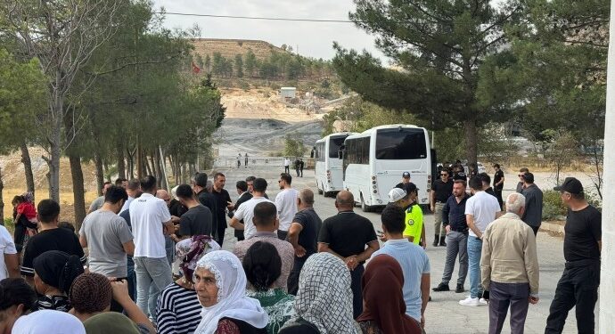 Bertek nîşanî toza ku ji kargeha kilsê belav dibe dan