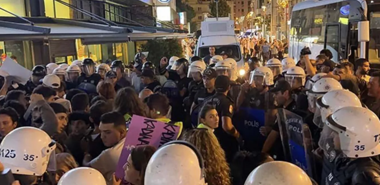 Hayvan hakları savunucuları AKP il binası önüne yürüdü