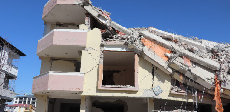 Elbistan’da 6 Şubat’ın izleri silinmedi: Acımızla baş başa bırakıldık