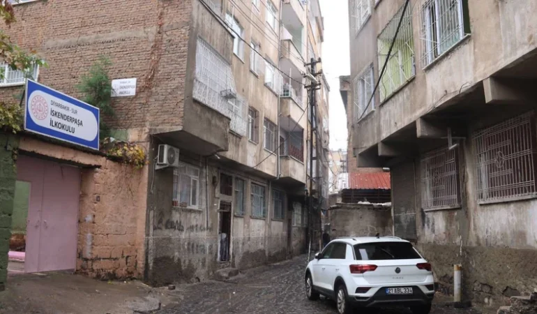 Diyarbakır’da binlerce insan hala hasarlı binalarda