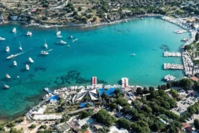 izmirce-dunyaca-unlu-aya-yorgi-koyu-imara-acildi-m0no