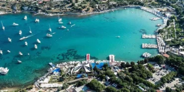 izmirce-dunyaca-unlu-aya-yorgi-koyu-imara-acildi-m0no