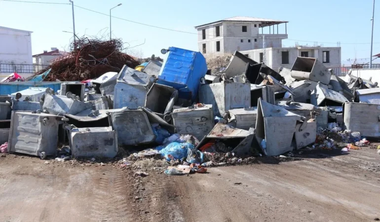Van’da yüzlerce çöp konteynırı toplandı