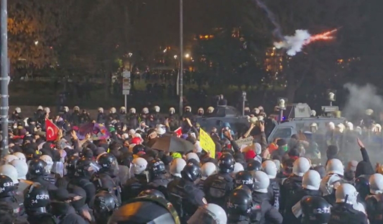 Kalp krizi geçiren bir hastaya yardım ederken gözaltına alındı