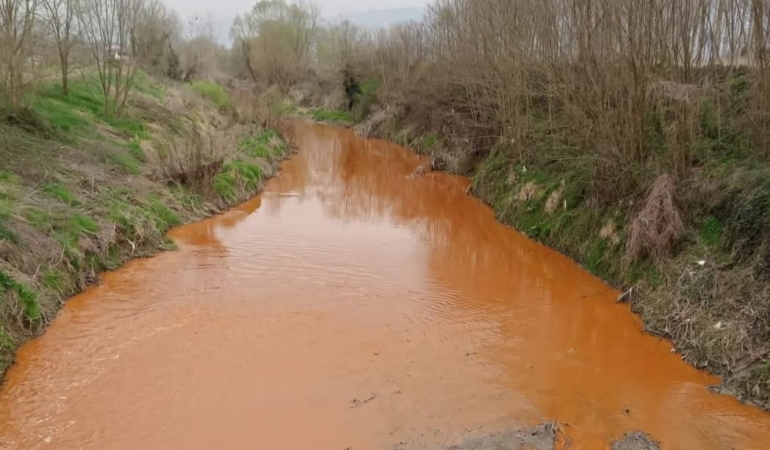 Hendek’te çevre felaketi: Dinsiz Deresi kırmızı akıyor